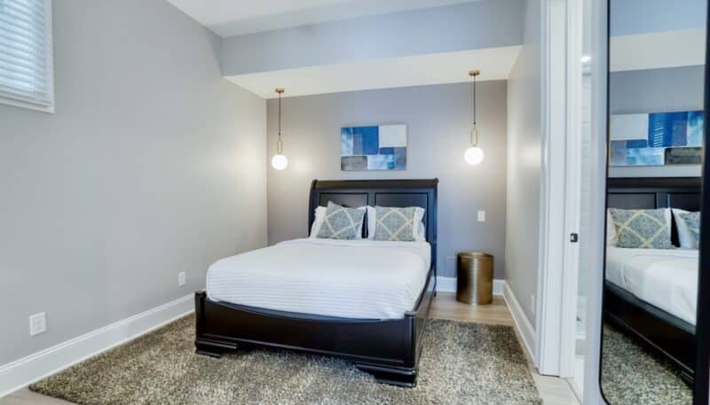 Queeb Bed and Bredroom